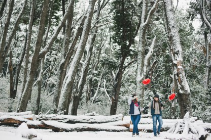 Ensayo fotográfico en la nieve. Sesión de fotos de embarazada, maternidad. Ensaio gestante Bariloche, por Daniela Liska de Brasil a Bariloche