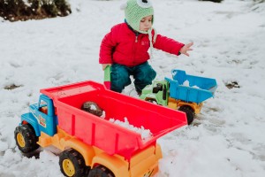 sesión de fotos de infancias niños en la nieve Bariloche por Daniela Liska