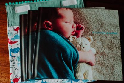 Libro de fotografía de sesión de fotos de embarazada y recién nacido. Fotolibros para regalar por Daniela Liska