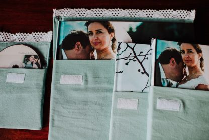 Libro de fotografía sesión preboda y boda. de Brasil a Bariloche. Ensaio casal por Daniela Liska